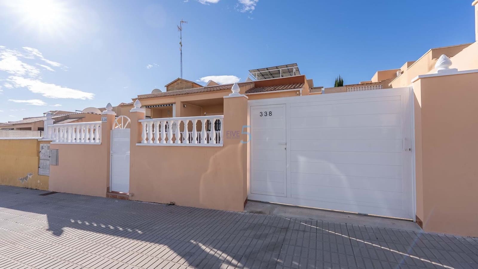 Bungalow de 2 habitaciones en Orihuela Costa en venta con piscina garaje - 220.000 € (Ref: 9376406)
