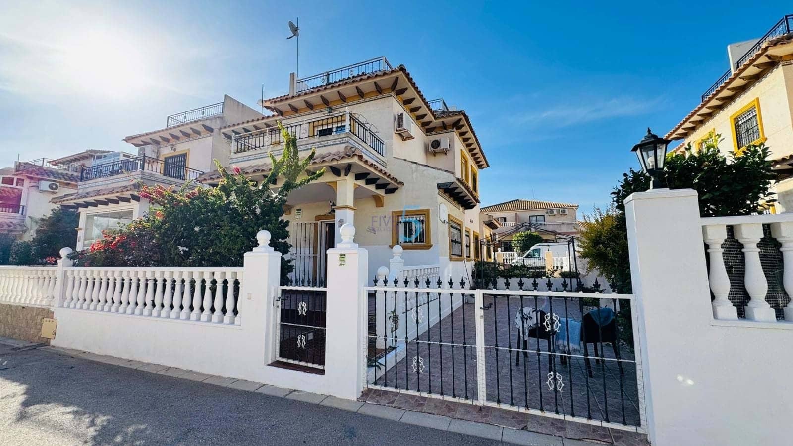 2 soveværelse Byhus til salg i Orihuela Costa med swimmingpool - € 230.000 (Ref: 9384041)