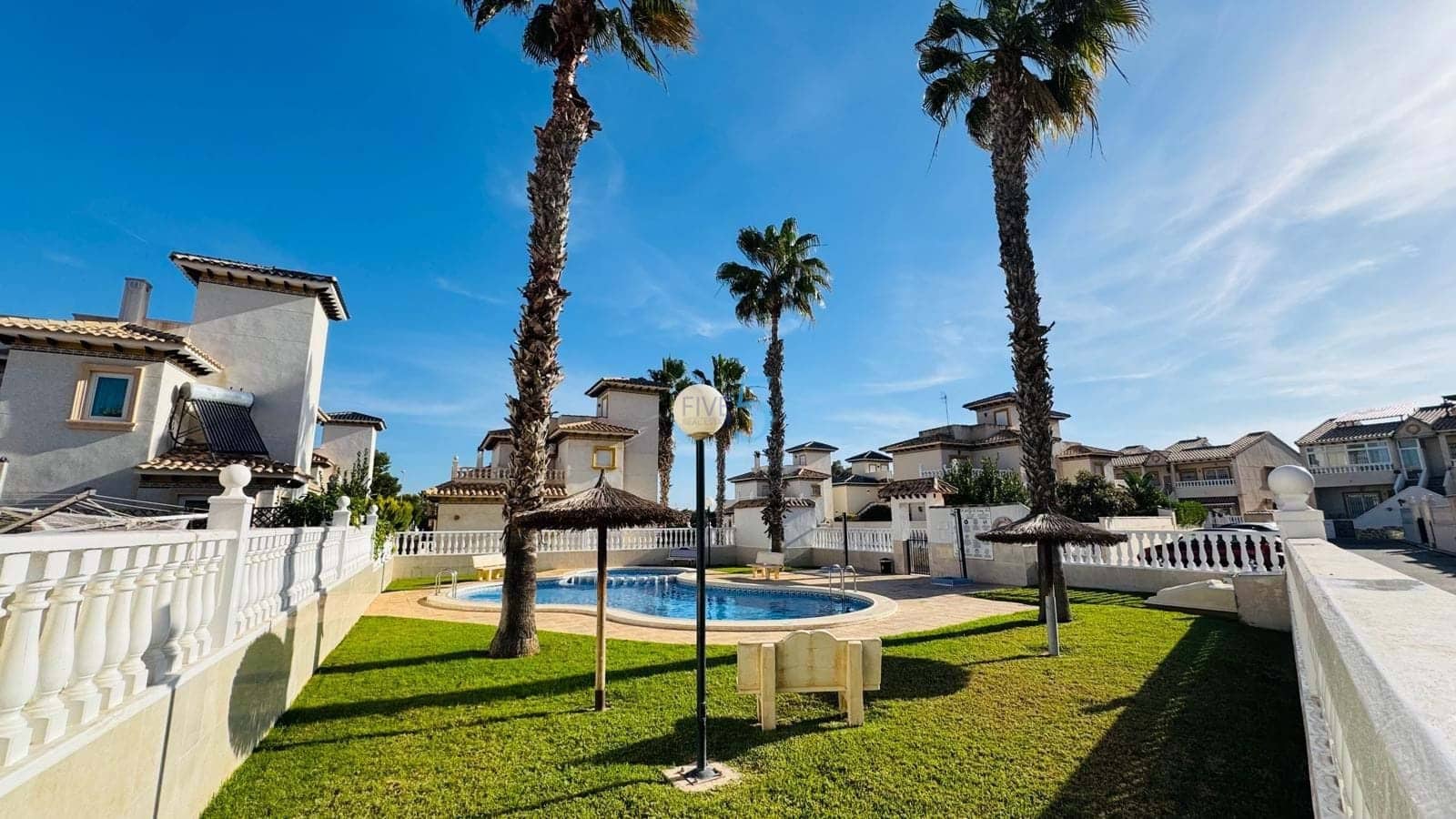 2 soveværelse Byhus til salg i Orihuela Costa med swimmingpool - € 230.000 (Ref: 9384041)