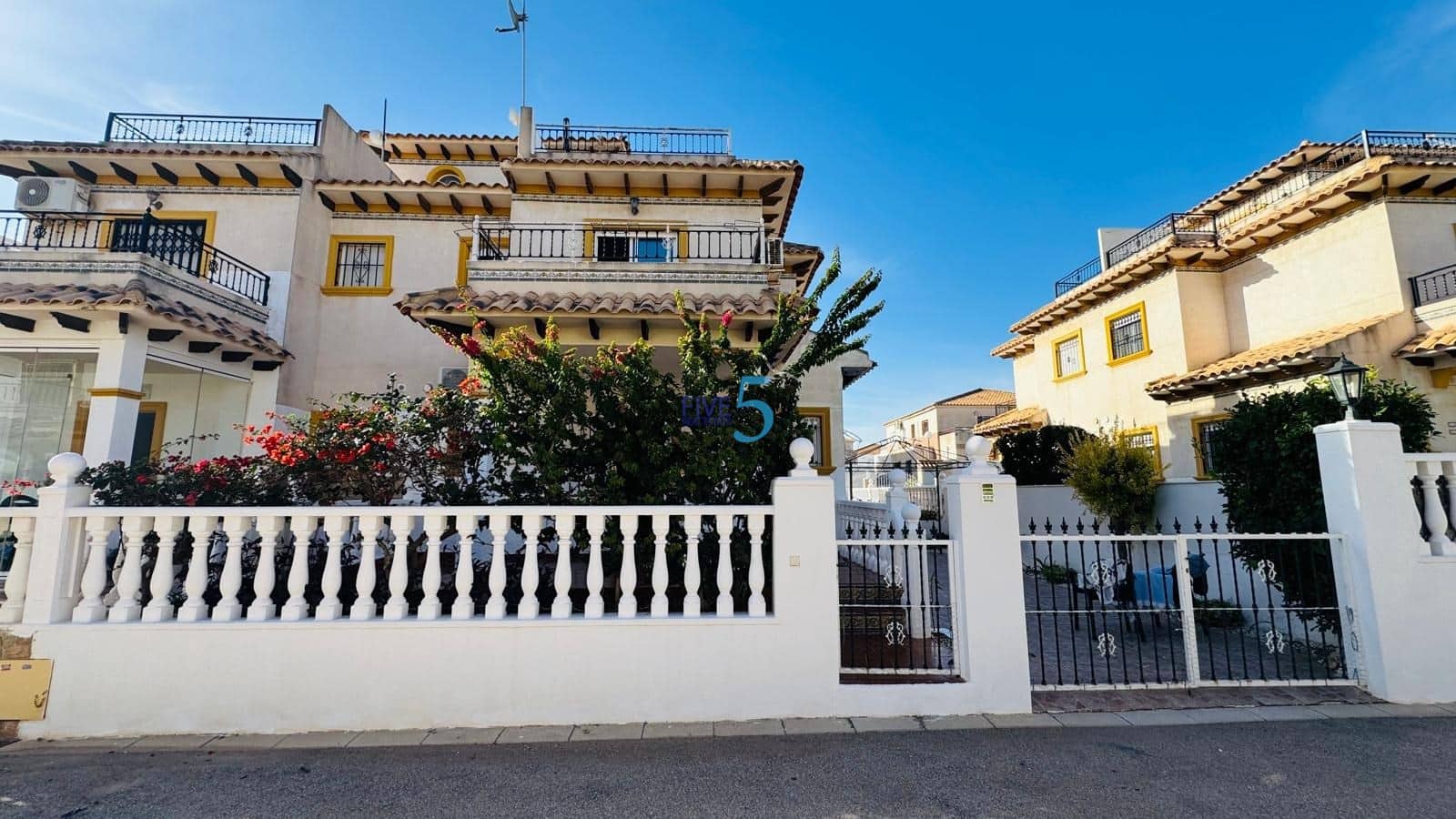 2 soveværelse Byhus til salg i Orihuela Costa med swimmingpool - € 230.000 (Ref: 9384041)