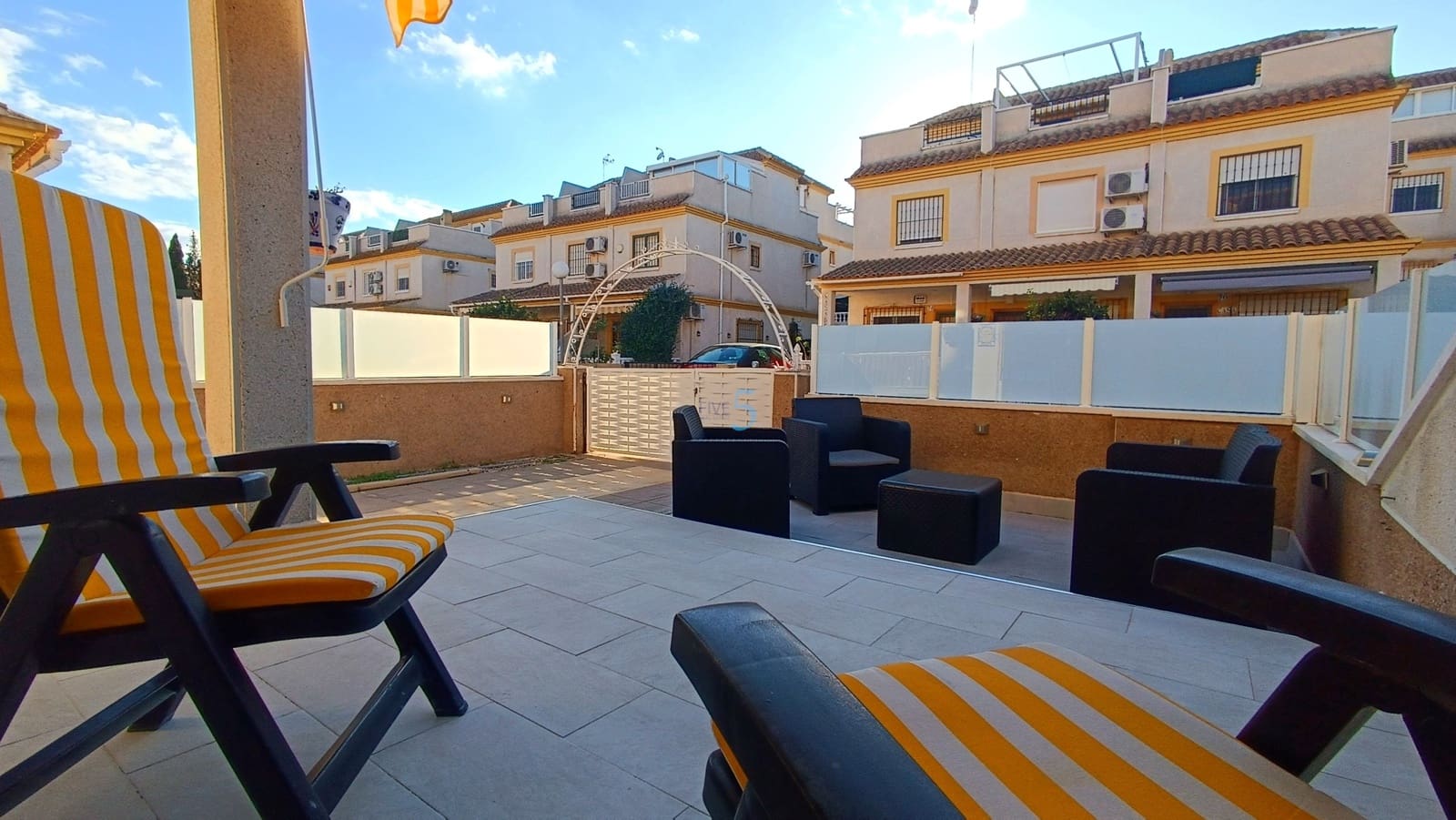 3 makuuhuone Paritalo myytävänä paikassa Algorfa mukana uima-altaan 
autotalli - 175 000 € (Ref: 9400296)