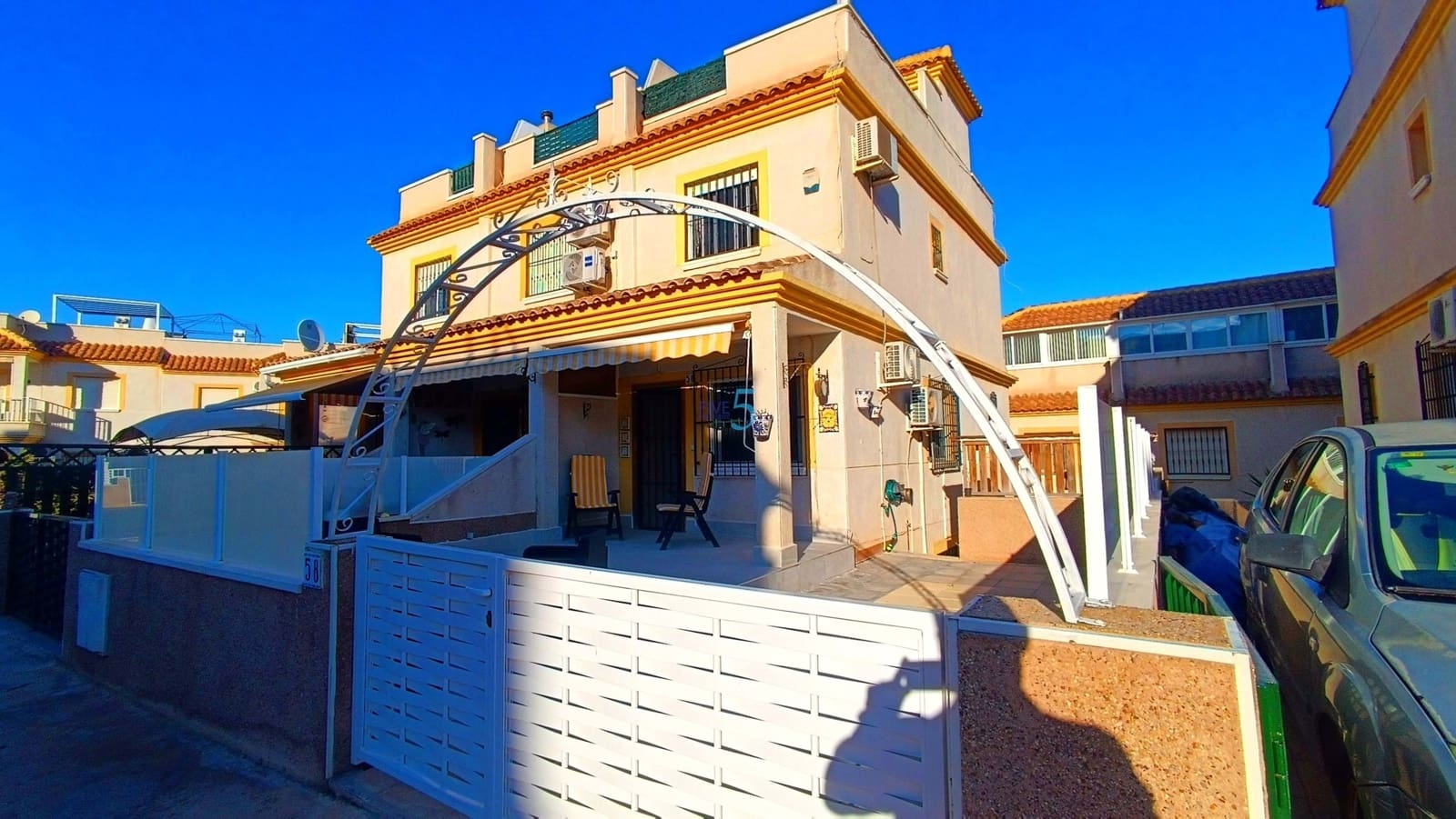 3 makuuhuone Paritalo myytävänä paikassa Algorfa mukana uima-altaan 
autotalli - 175 000 € (Ref: 9400296)