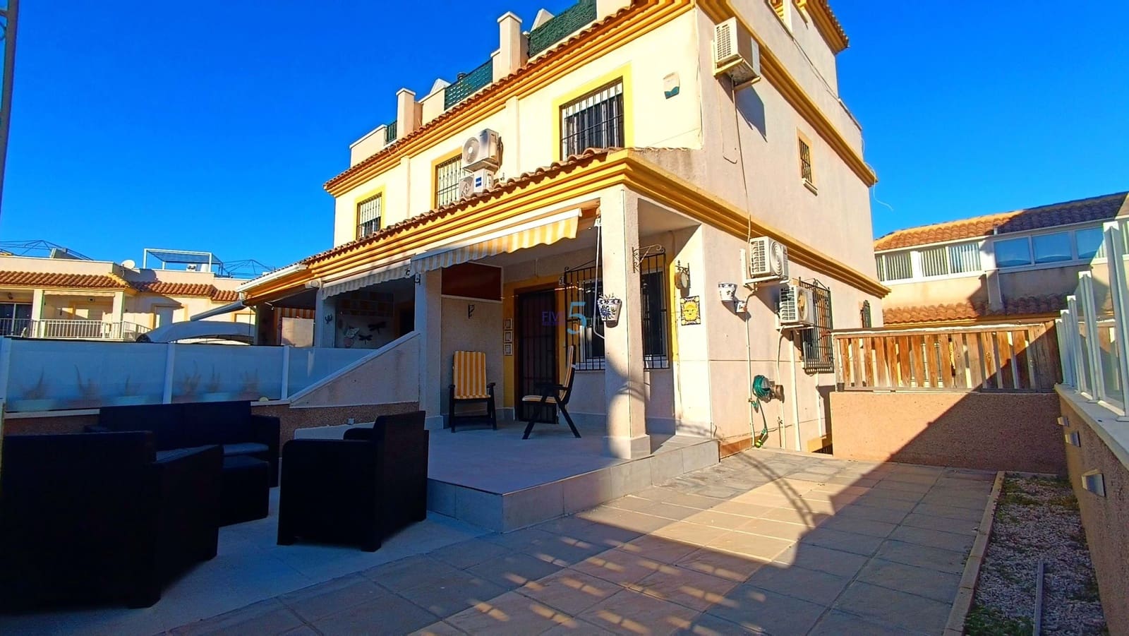 3 makuuhuone Paritalo myytävänä paikassa Algorfa mukana uima-altaan 
autotalli - 175 000 € (Ref: 9400296)