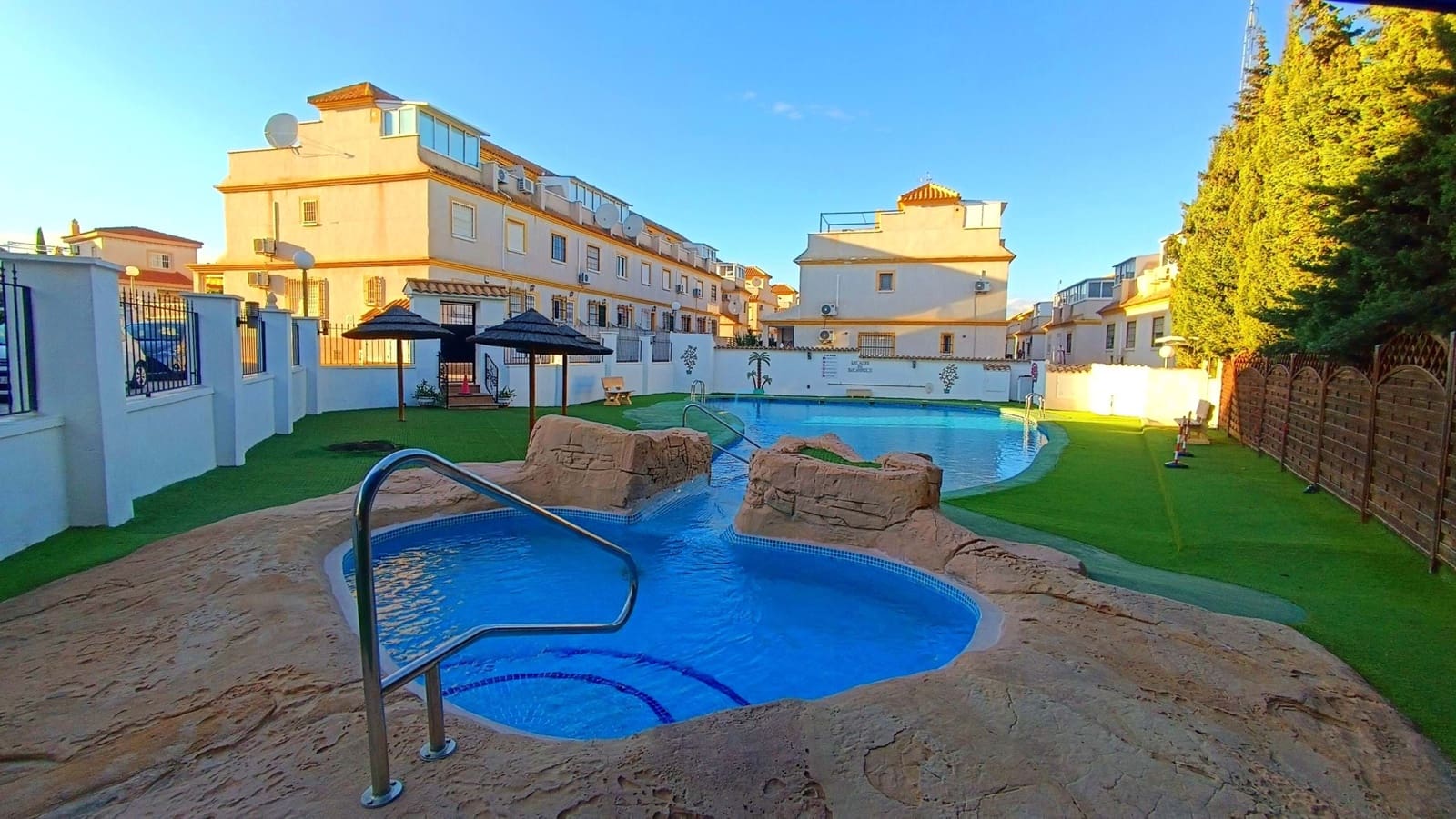 3 makuuhuone Paritalo myytävänä paikassa Algorfa mukana uima-altaan 
autotalli - 175 000 € (Ref: 9400296)