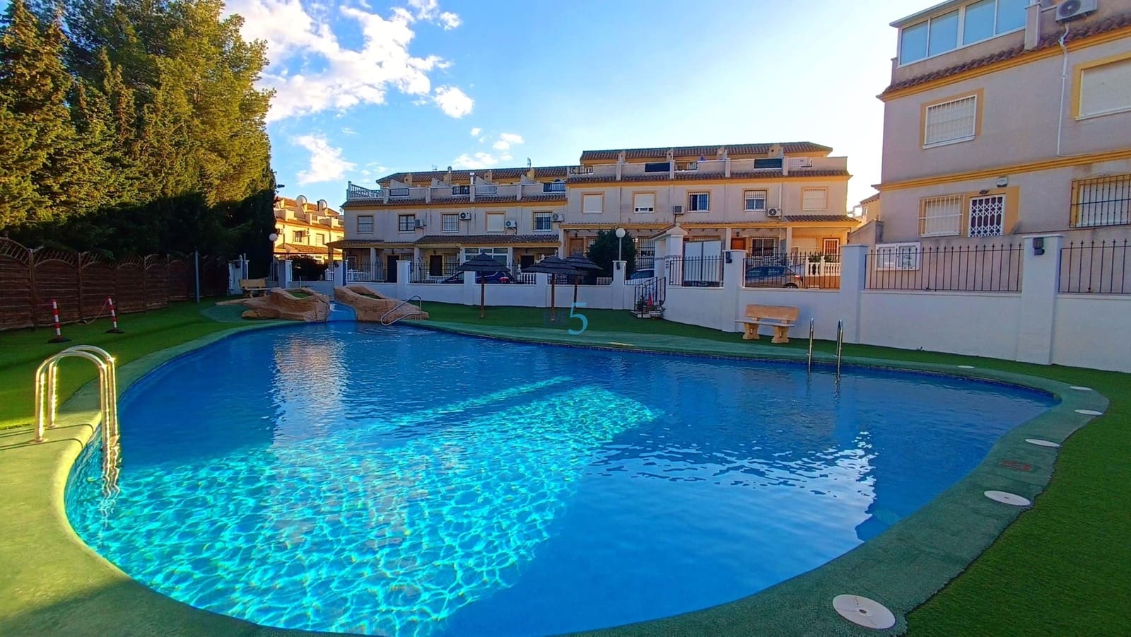 3 makuuhuone Paritalo myytävänä paikassa Algorfa mukana uima-altaan 
autotalli - 175 000 € (Ref: 9400296)