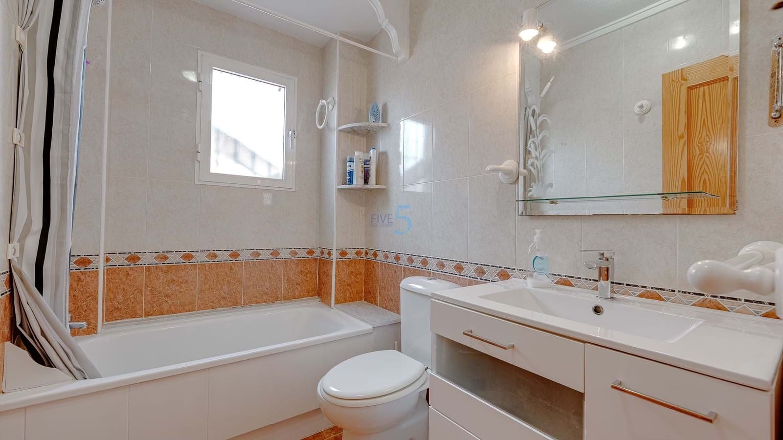 3 soverom Kjedet enebolig til salgs i Algorfa med svømmebasseng garasje - € 175 000 (Ref: 9400296)