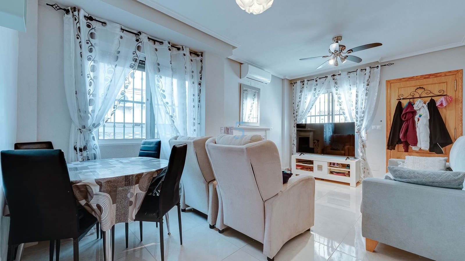 3 soverom Kjedet enebolig til salgs i Algorfa med svømmebasseng garasje - € 175 000 (Ref: 9400296)