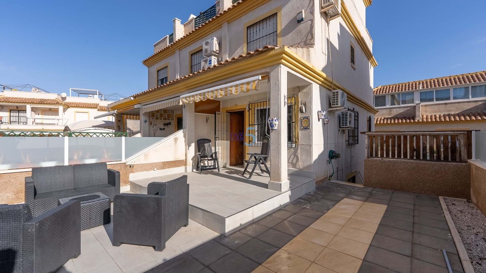 3 soverom Kjedet enebolig til salgs i Algorfa med svømmebasseng garasje - € 175 000 (Ref: 9400296)