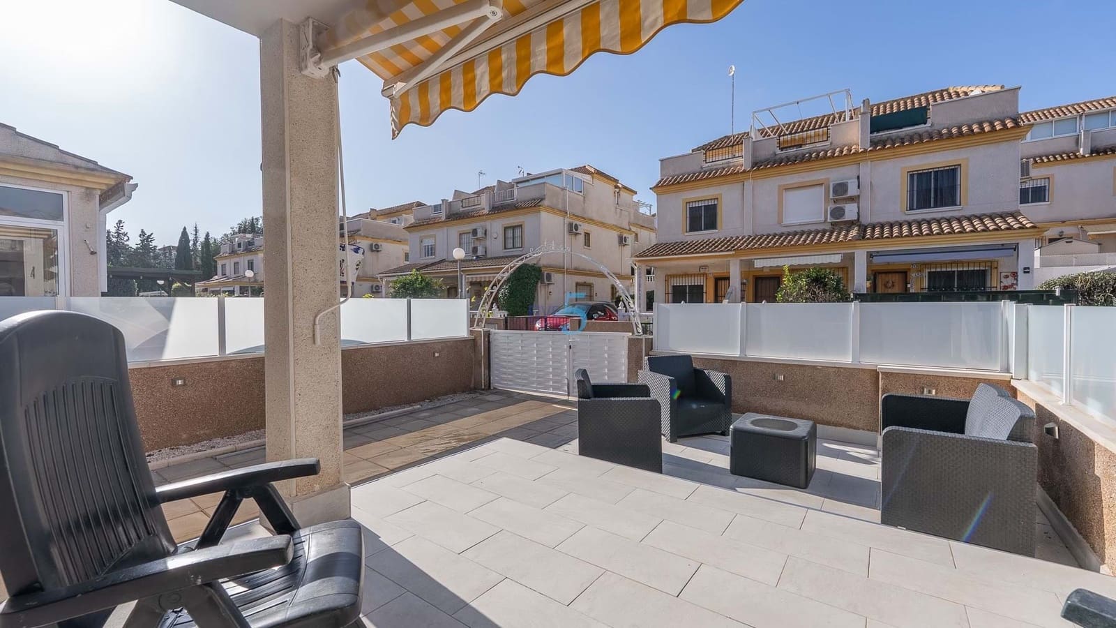 3 soverom Kjedet enebolig til salgs i Algorfa med svømmebasseng garasje - € 175 000 (Ref: 9400296)