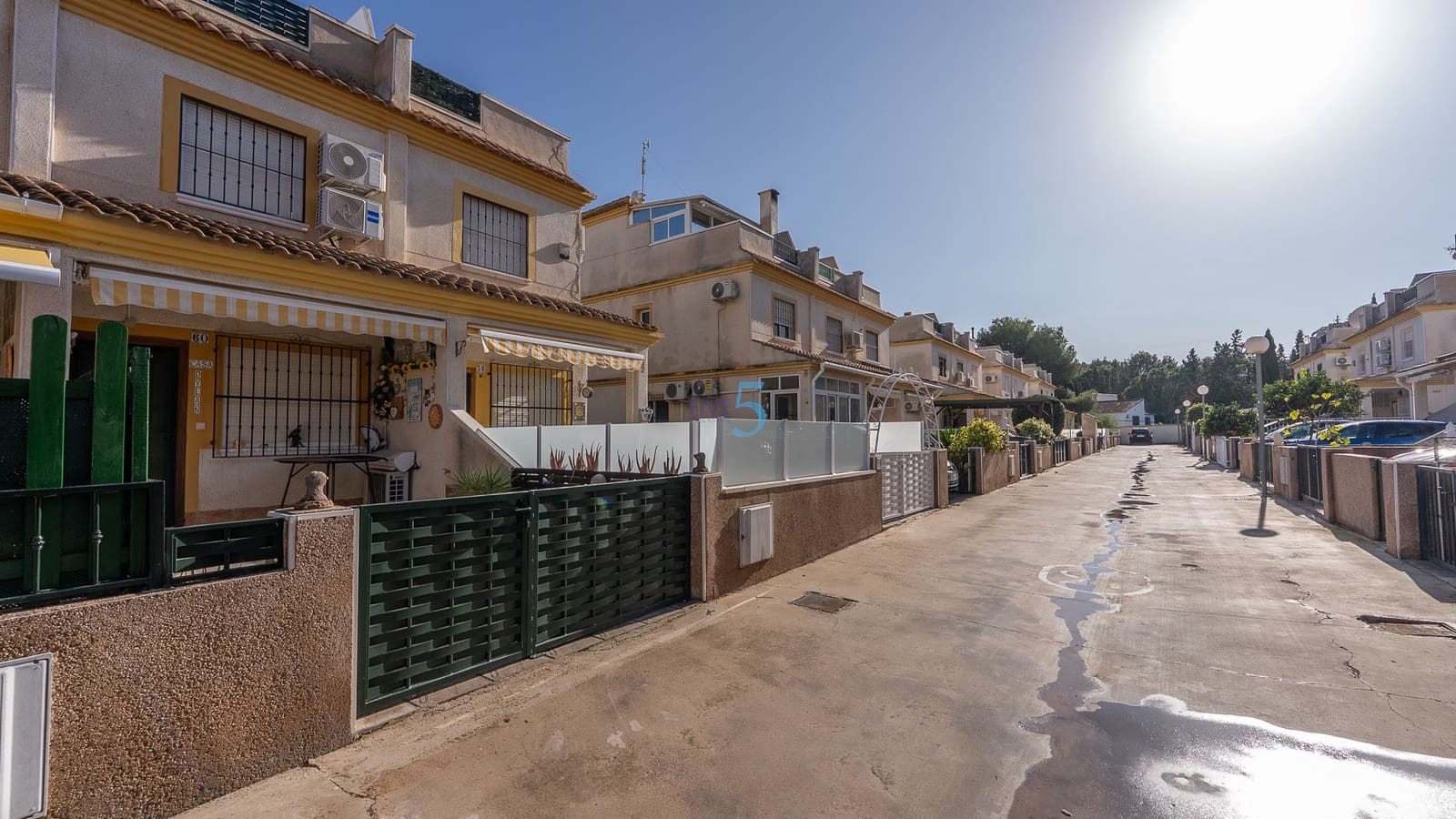 3 soverom Kjedet enebolig til salgs i Algorfa med svømmebasseng garasje - € 175 000 (Ref: 9400296)