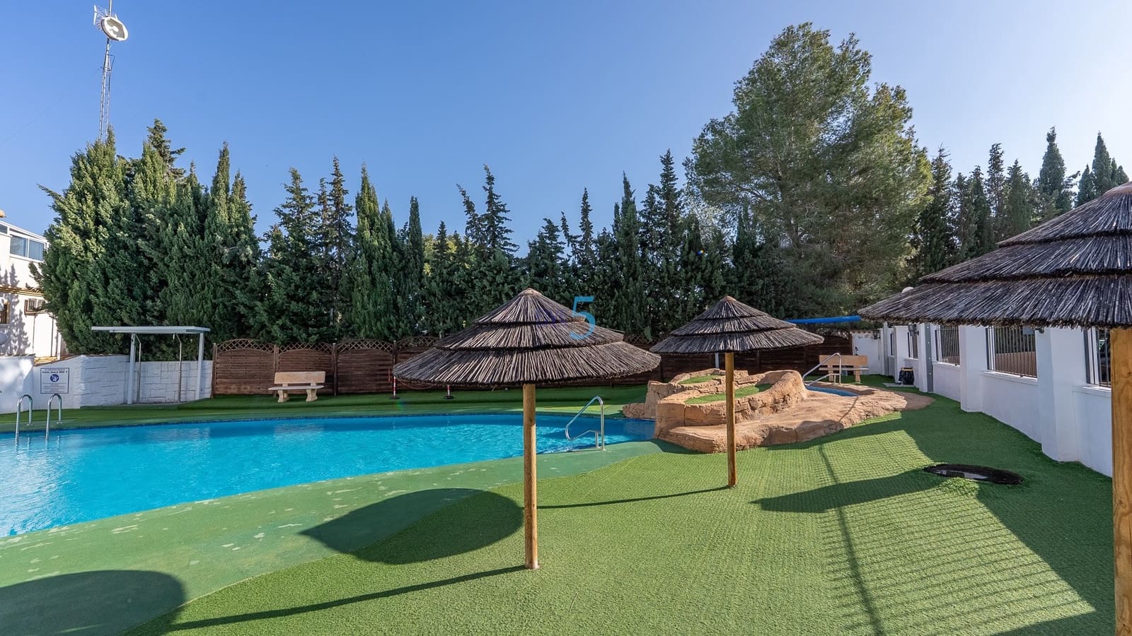 3 soverom Kjedet enebolig til salgs i Algorfa med svømmebasseng garasje - € 175 000 (Ref: 9400296)