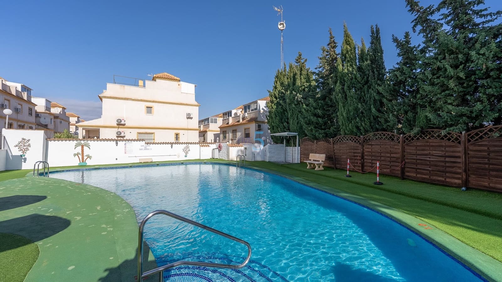 3 soverom Kjedet enebolig til salgs i Algorfa med svømmebasseng garasje - € 175 000 (Ref: 9400296)