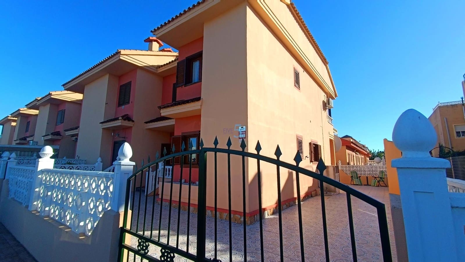 3 bedroom Apartment for sale in Torrevieja with pool - € 149,950 (Ref: 9415596)