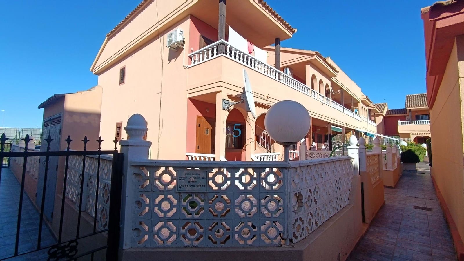 3 bedroom Apartment for sale in Torrevieja with pool - € 149,950 (Ref: 9415596)