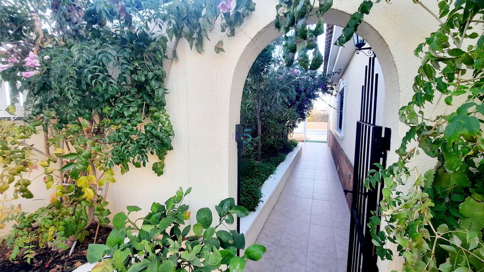 3 quarto Moradia para venda em Los Alcazares com piscina garagem - 329 999 € (Ref: 9446684)