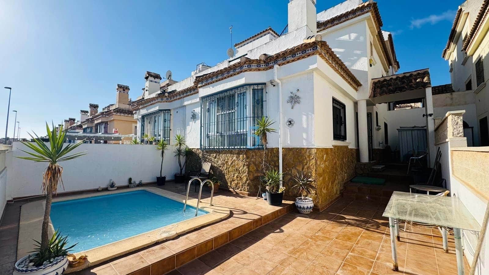 3 bedroom Townhouse for sale in Villamartin with pool garage - € 220,000 (Ref: 9447219)