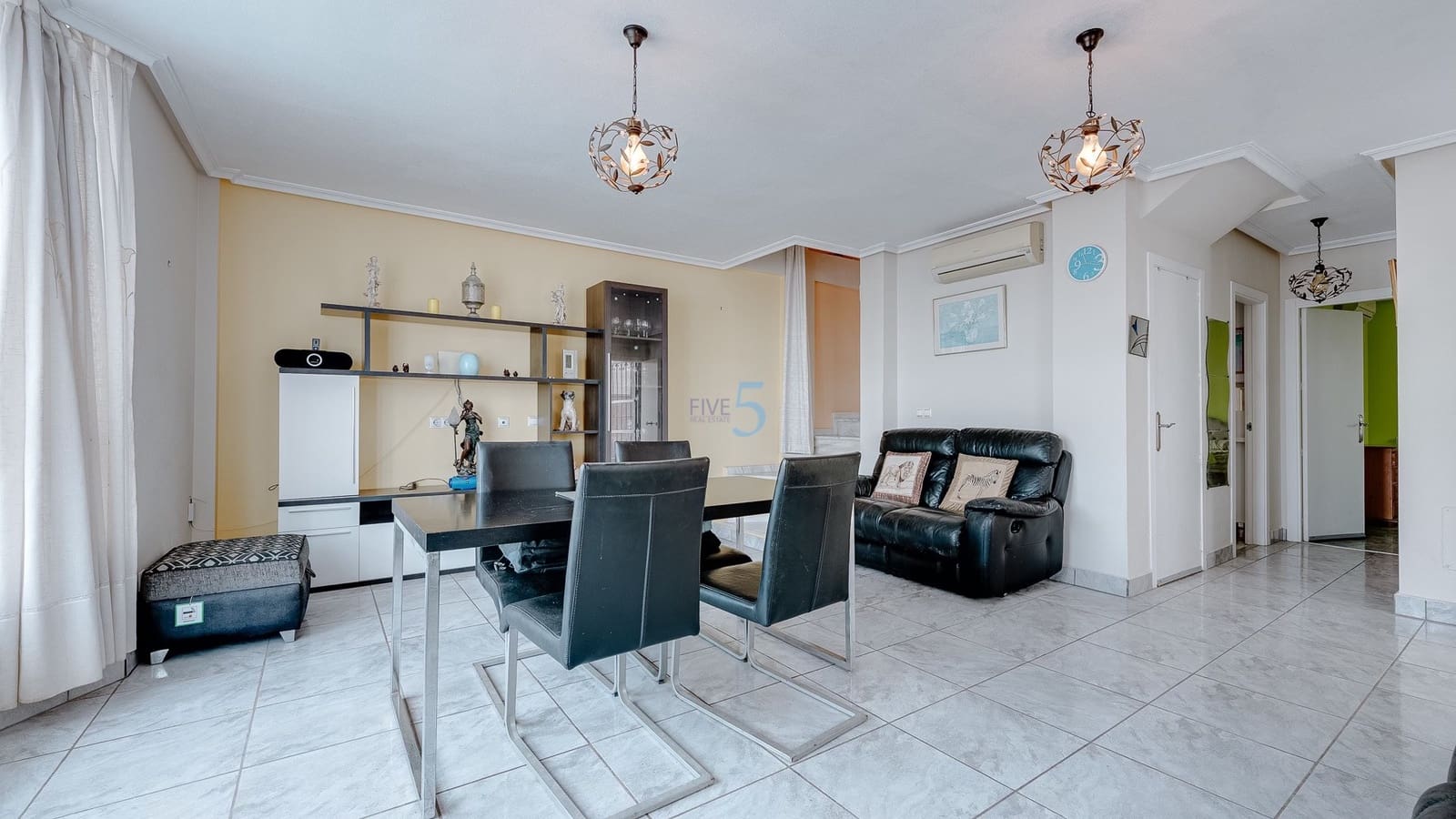 Casa de 3 habitaciones en Villamartin en venta con piscina garaje - 220.000 € (Ref: 9447219)