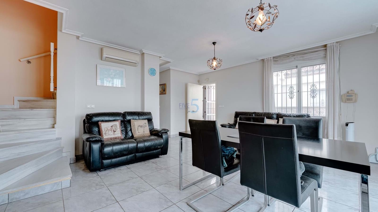 Casa de 3 habitaciones en Villamartin en venta con piscina garaje - 220.000 € (Ref: 9447219)