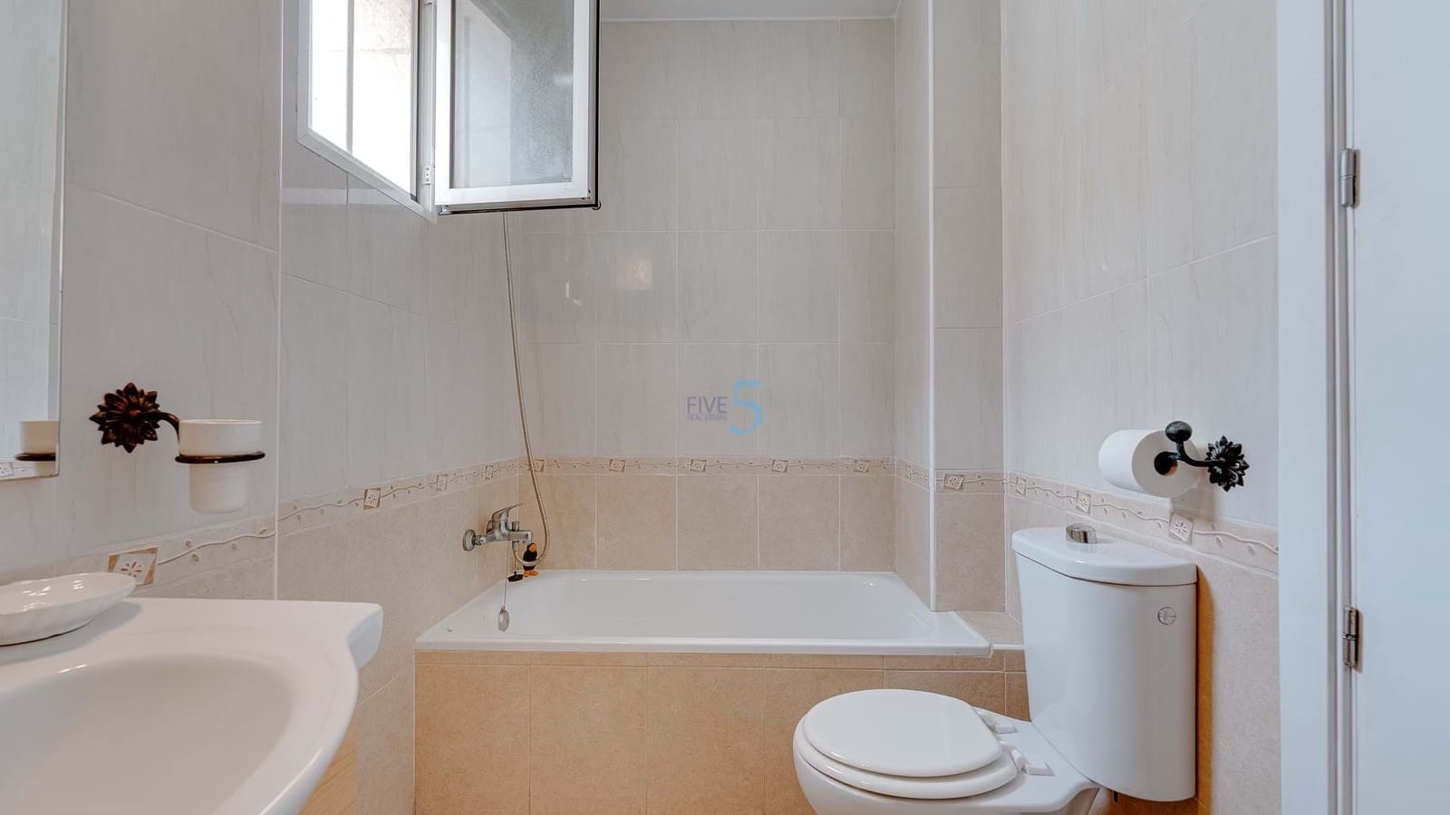 Casa de 3 habitaciones en Villamartin en venta con piscina garaje - 220.000 € (Ref: 9447219)