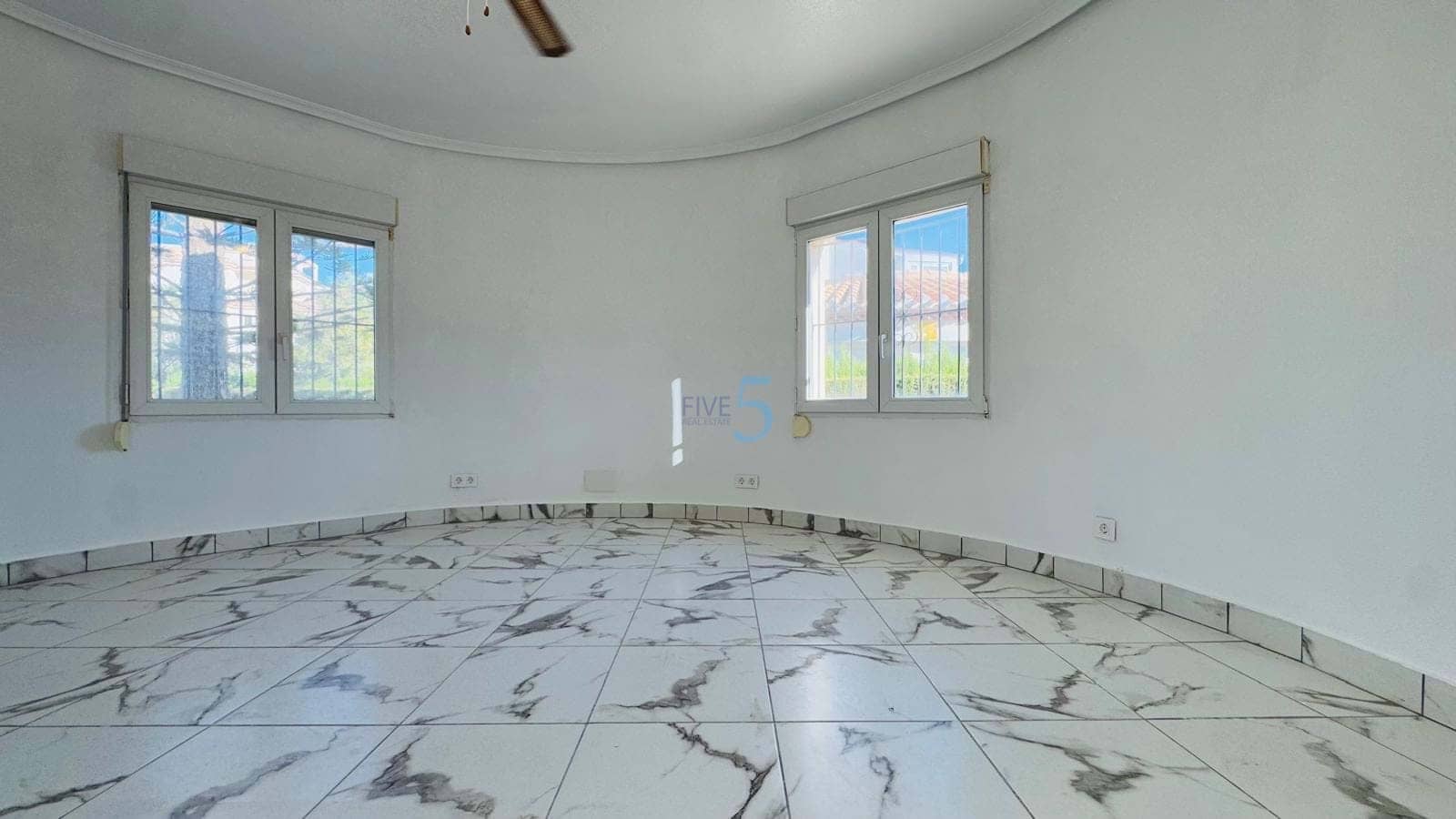 4 bedroom Villa for sale in Playa Flamenca with garage - € 509,000 (Ref: 9450021)