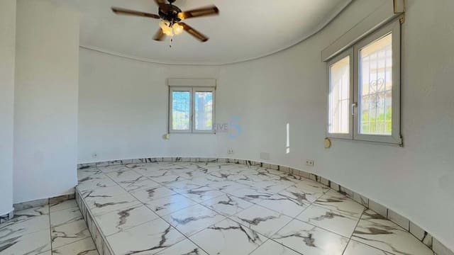 4 bedroom Villa for sale in Playa Flamenca, Orihuela with garage - € 509,000 (Ref: 9450021)