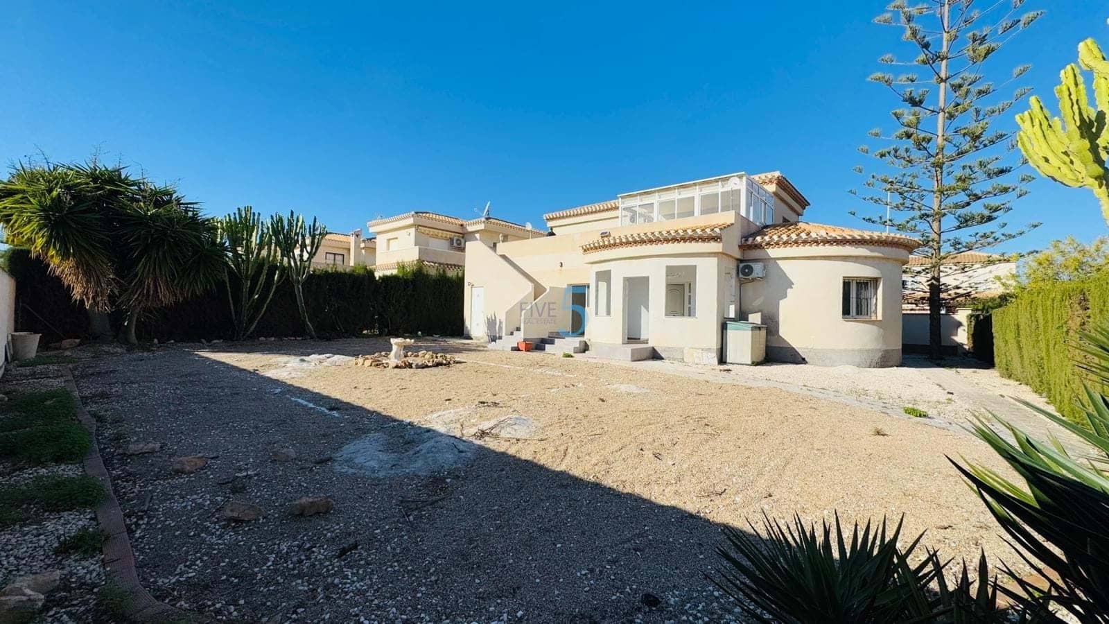 4 bedroom Villa for sale in Playa Flamenca with garage - € 509,000 (Ref: 9450021)