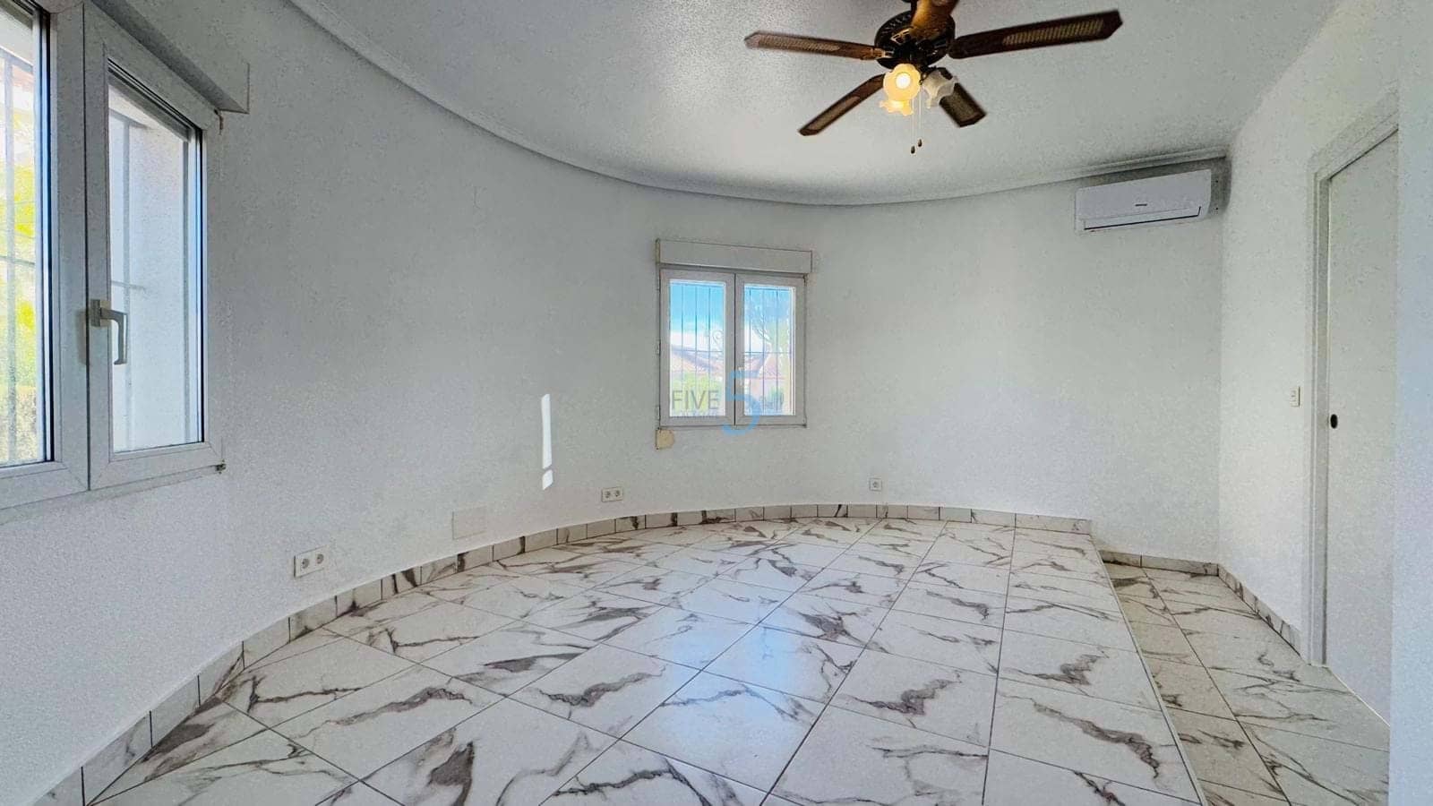 4 bedroom Villa for sale in Playa Flamenca with garage - € 509,000 (Ref: 9450021)