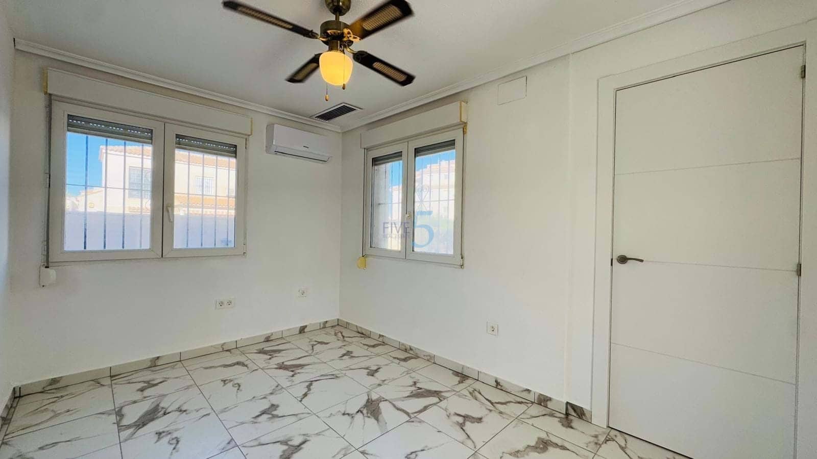 4 bedroom Villa for sale in Playa Flamenca with garage - € 509,000 (Ref: 9450021)