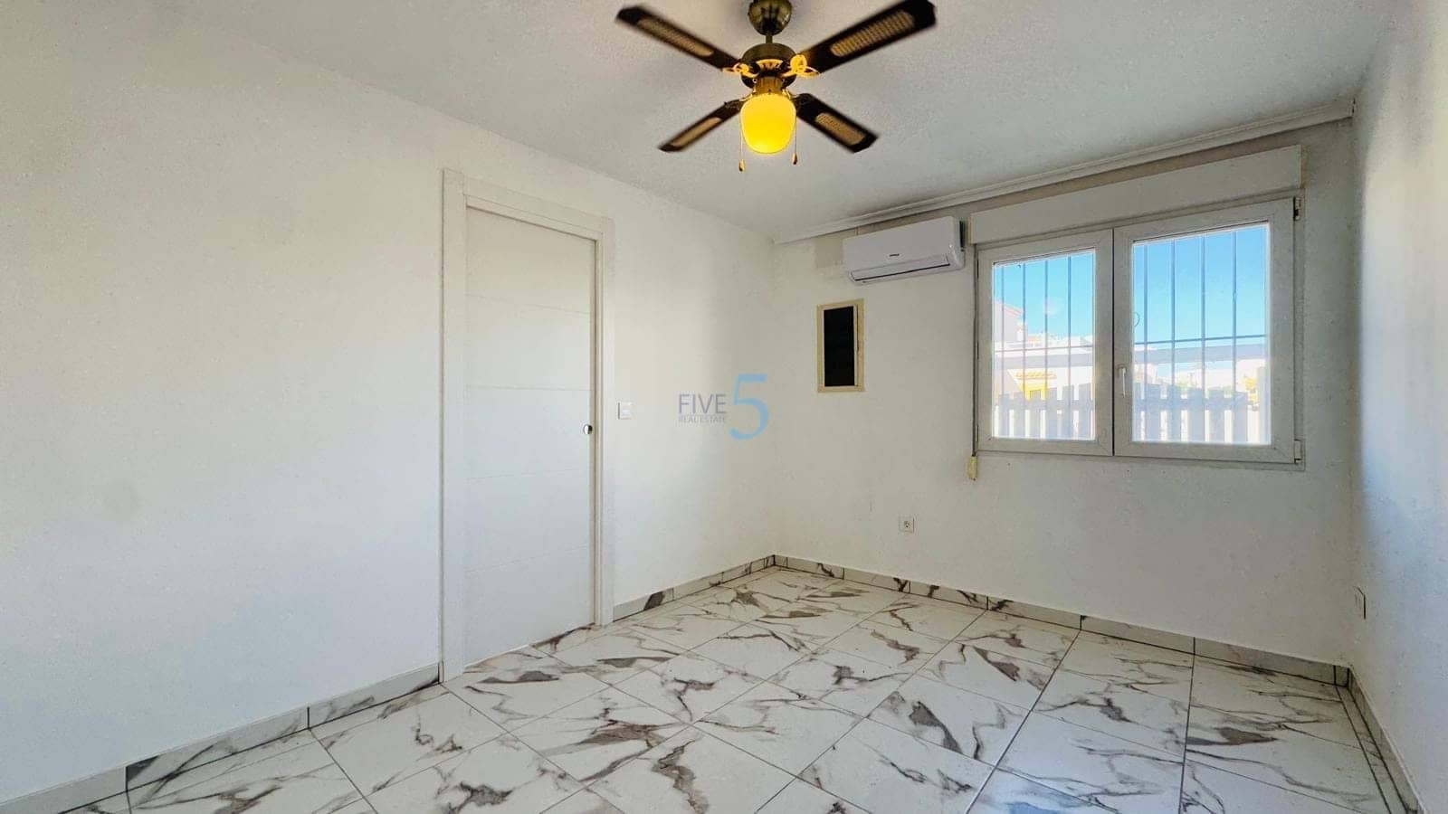 4 bedroom Villa for sale in Playa Flamenca with garage - € 509,000 (Ref: 9450021)