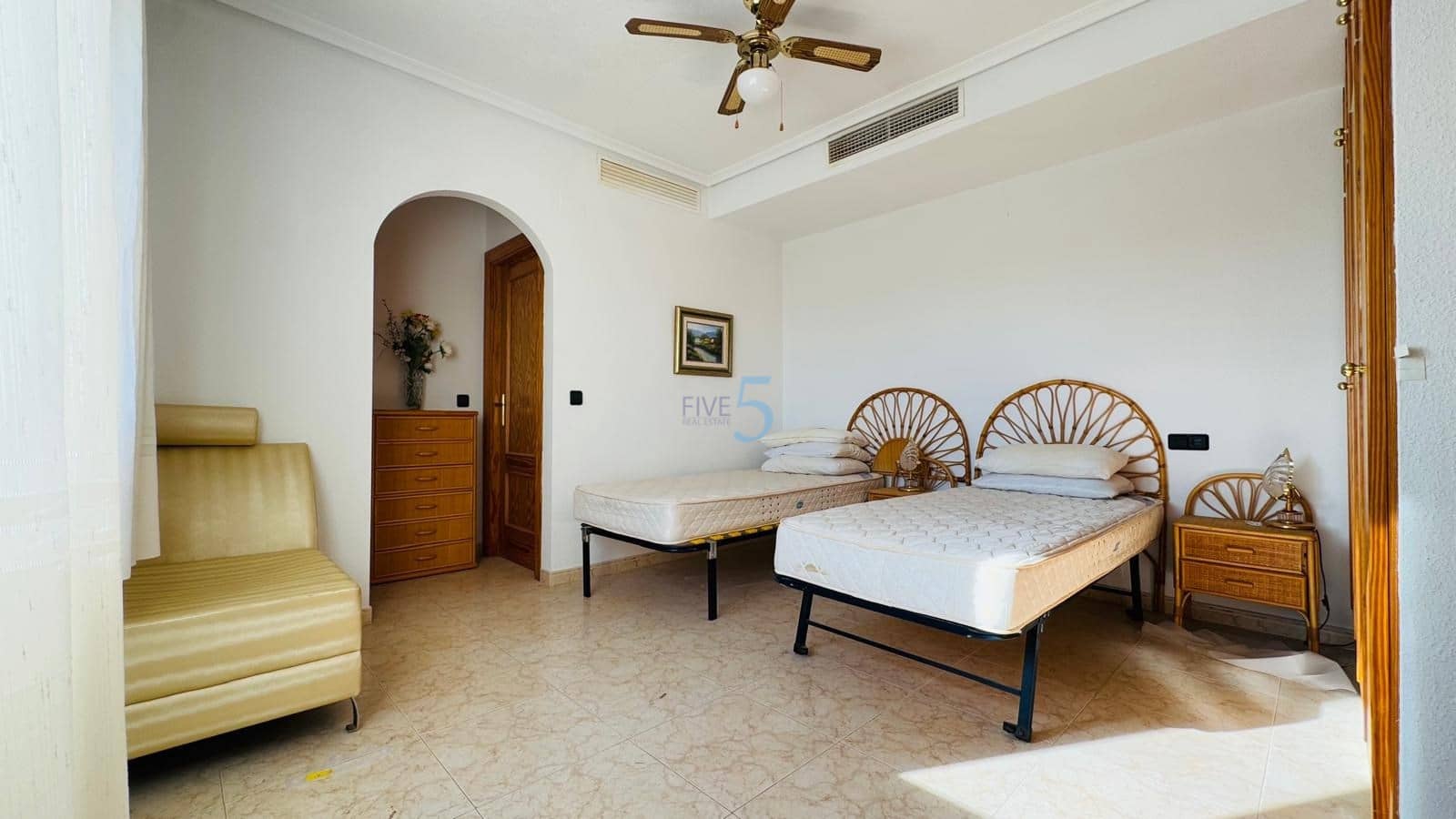 4 bedroom Villa for sale in Playa Flamenca with garage - € 509,000 (Ref: 9450021)