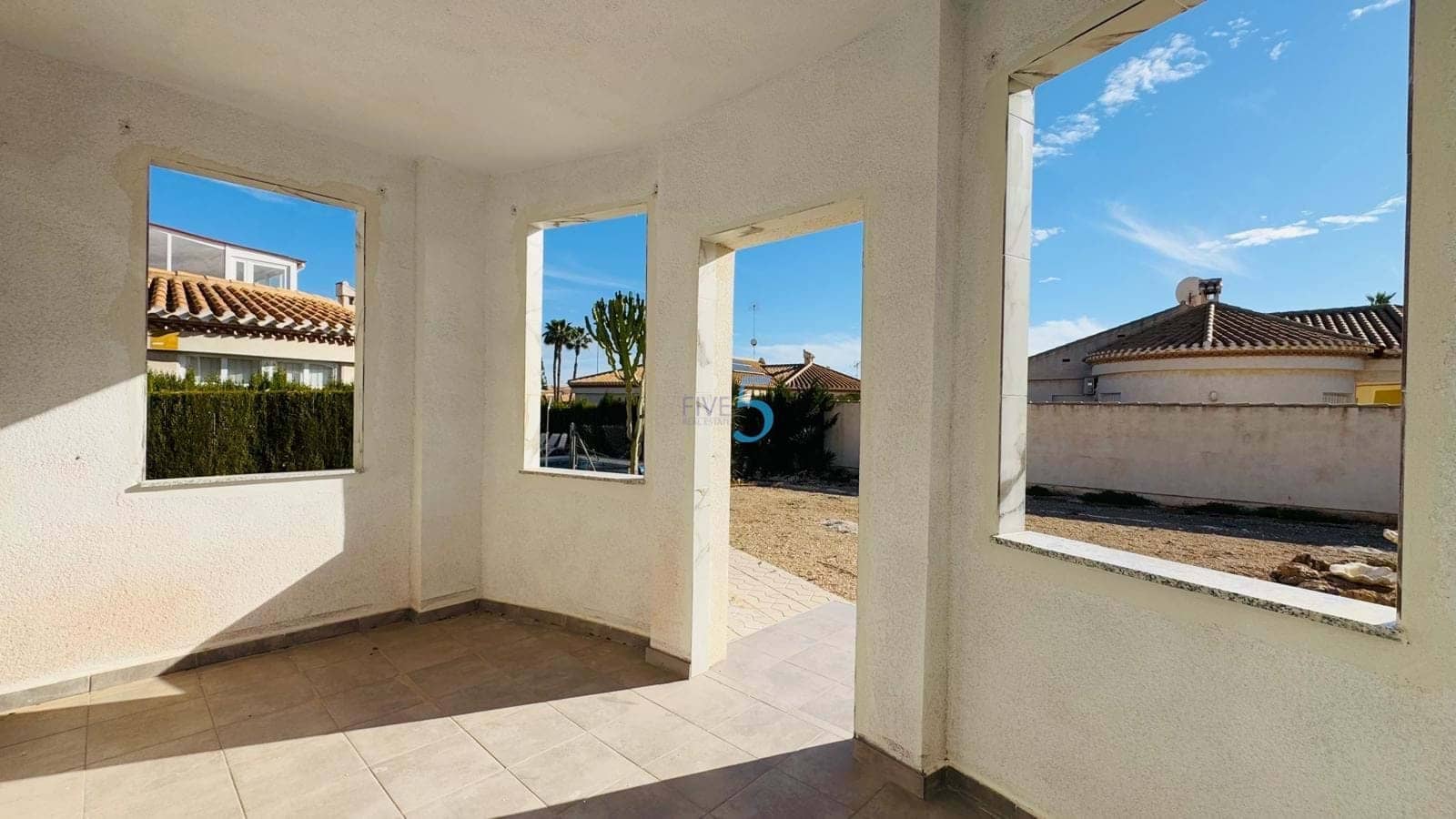 4 bedroom Villa for sale in Playa Flamenca with garage - € 509,000 (Ref: 9450021)