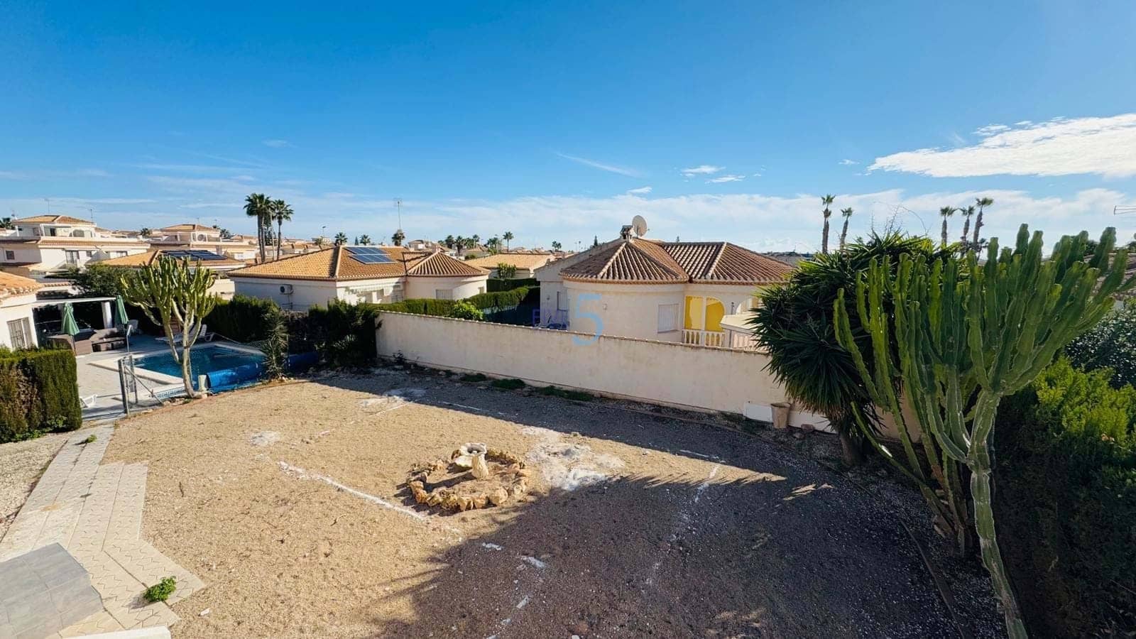 4 bedroom Villa for sale in Playa Flamenca with garage - € 509,000 (Ref: 9450021)