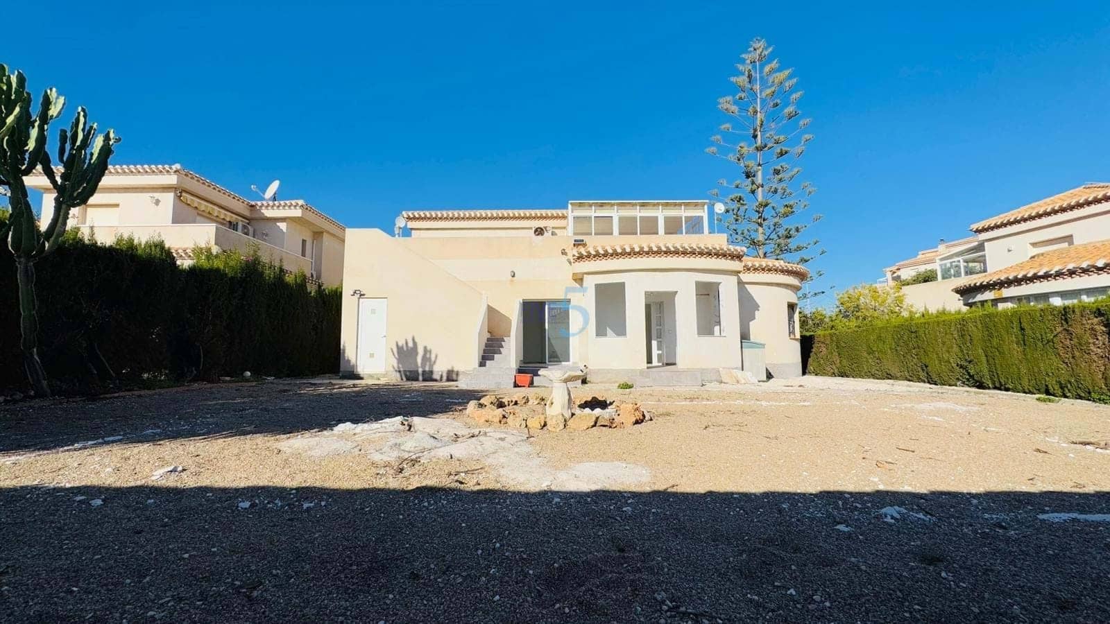 4 bedroom Villa for sale in Playa Flamenca with garage - € 509,000 (Ref: 9450021)