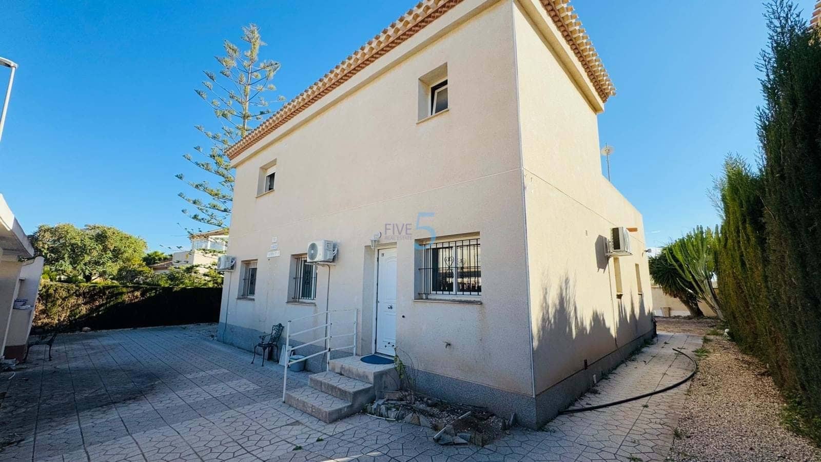 4 bedroom Villa for sale in Playa Flamenca with garage - € 509,000 (Ref: 9450021)