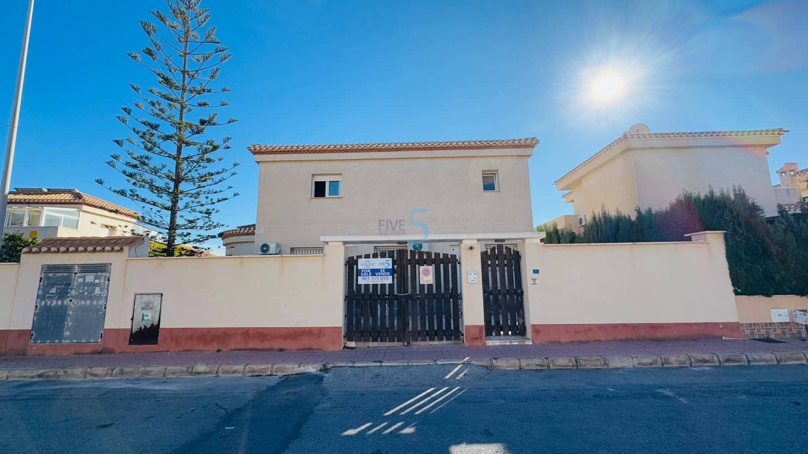 4 bedroom Villa for sale in Playa Flamenca with garage - € 509,000 (Ref: 9450021)