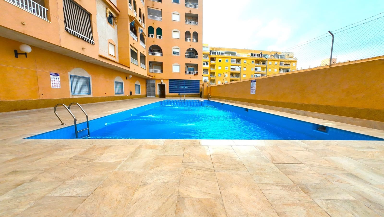 2 soverom Leilighet til salgs i Torrevieja med svømmebasseng - € 142 500 (Ref: 9451450)