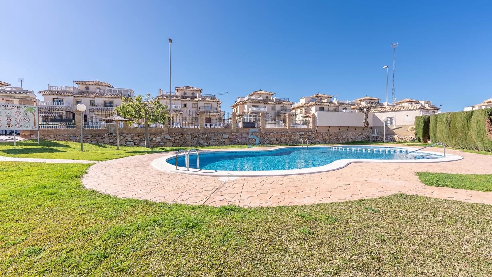 2 bedroom Villa for sale in La Zenia - € 240,000 (Ref: 9453582)