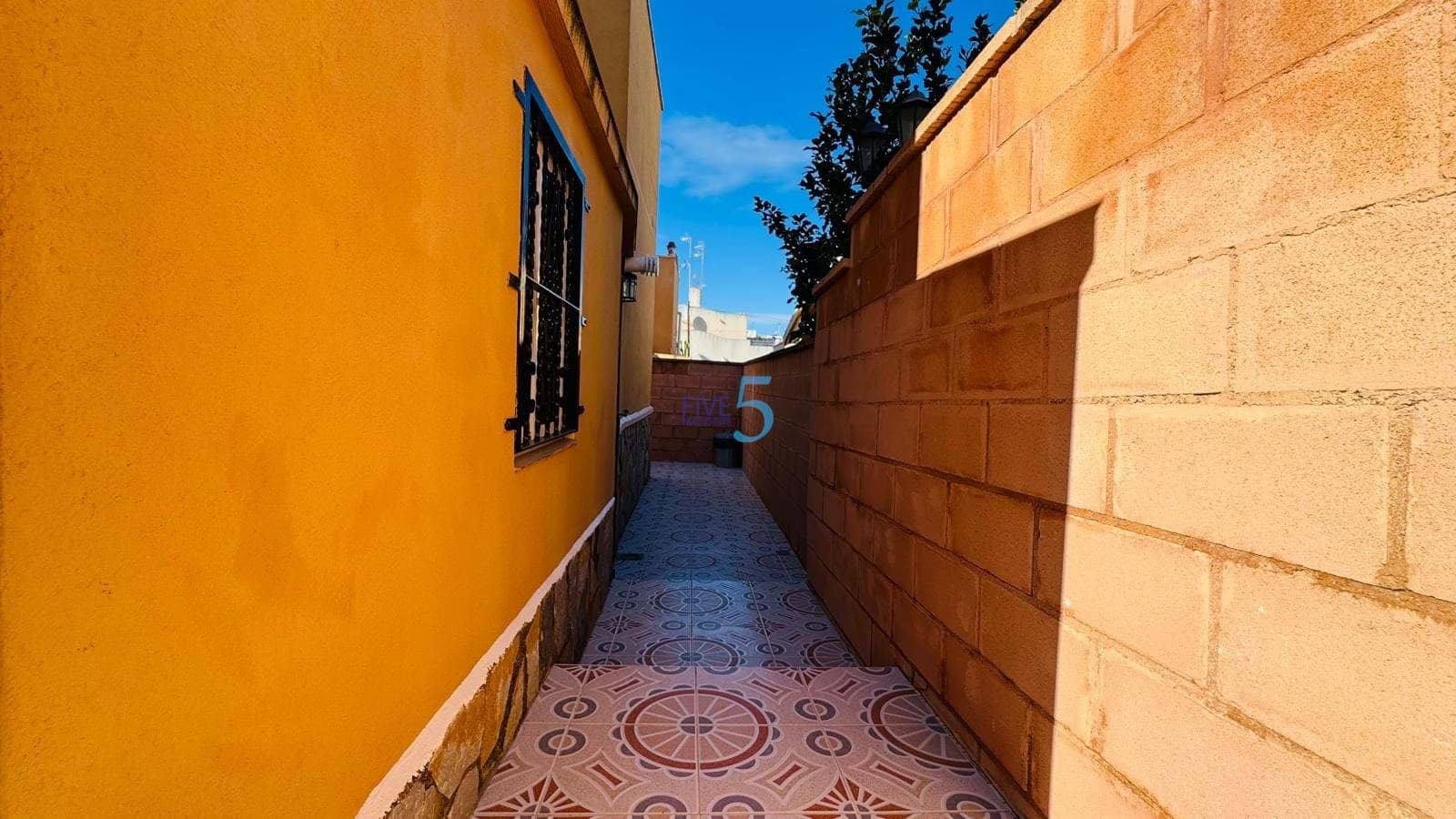 3 bedroom Villa for sale in Los Balcones with pool garage - € 260,000 (Ref: 9490960)