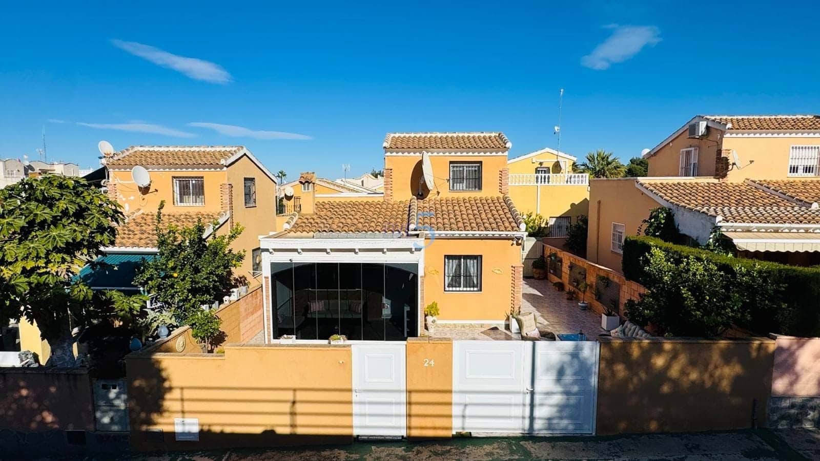 3 bedroom Villa for sale in Los Balcones with pool garage - € 260,000 (Ref: 9490960)