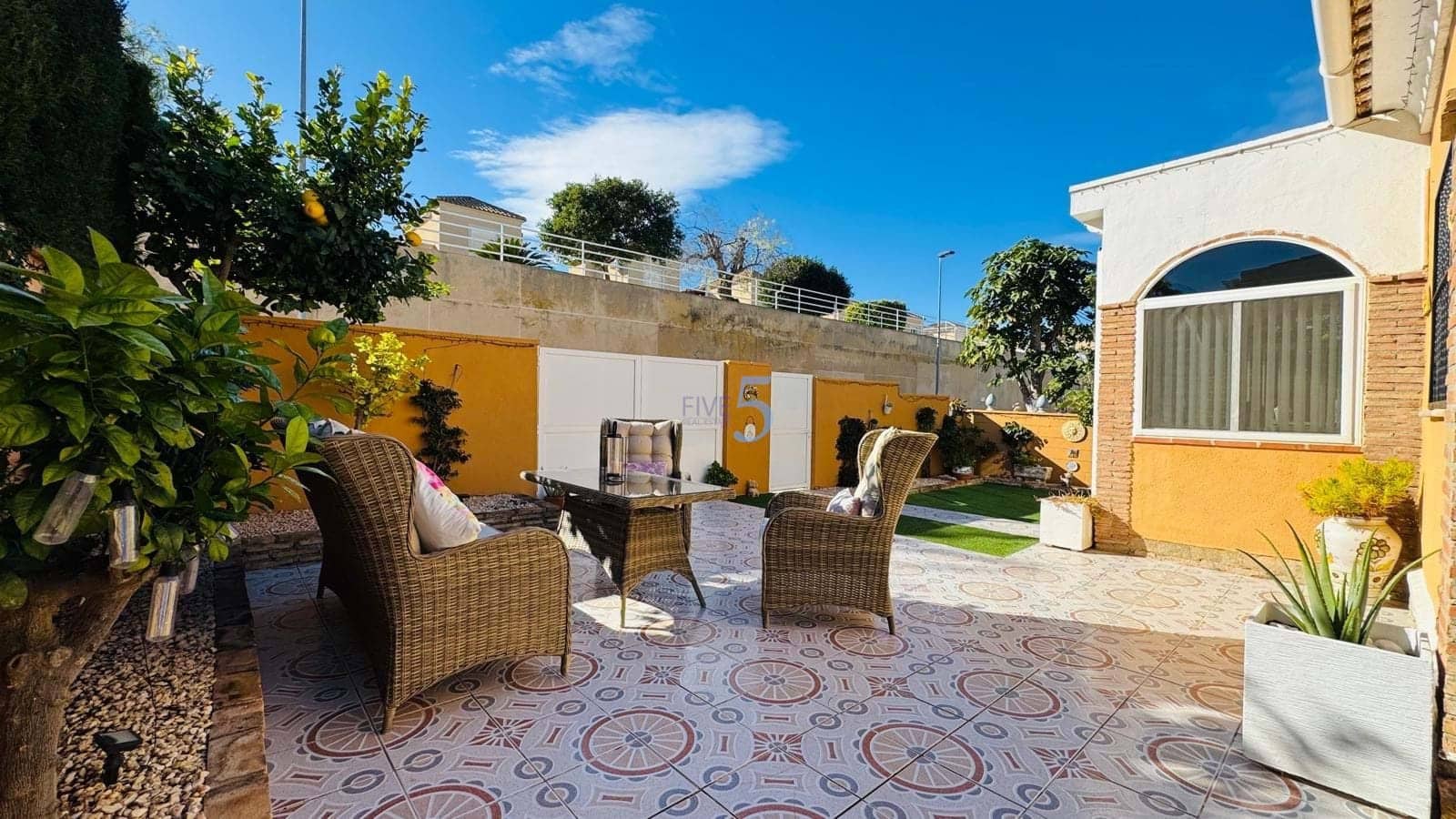 3 bedroom Villa for sale in Los Balcones with pool garage - € 260,000 (Ref: 9490960)
