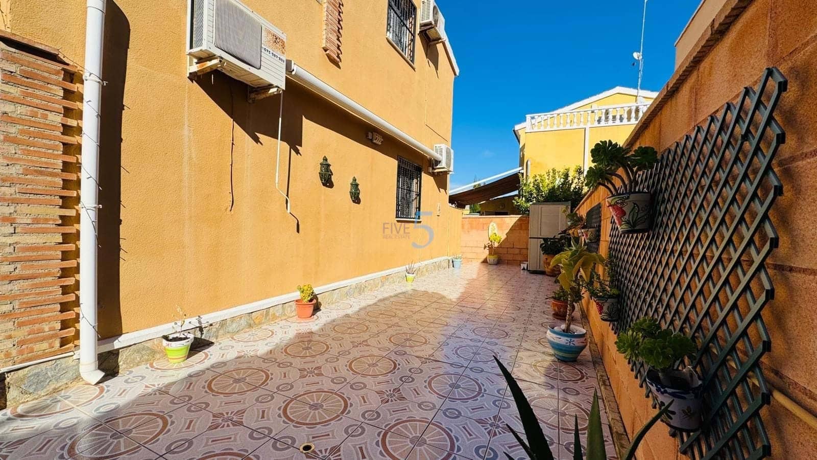 3 bedroom Villa for sale in Los Balcones with pool garage - € 260,000 (Ref: 9490960)