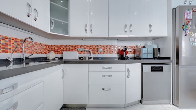 3 makuuhuone Huvila myytävänä paikassa Los Balcones mukana uima-altaan 
autotalli - 260 000 € (Ref: 9490960)