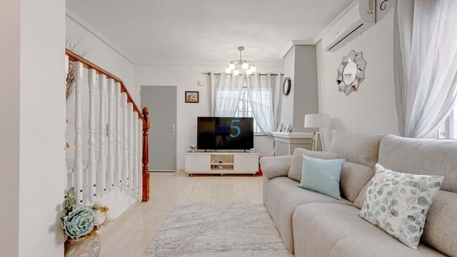 3 makuuhuone Huvila myytävänä paikassa Los Balcones mukana uima-altaan 
autotalli - 260 000 € (Ref: 9490960)