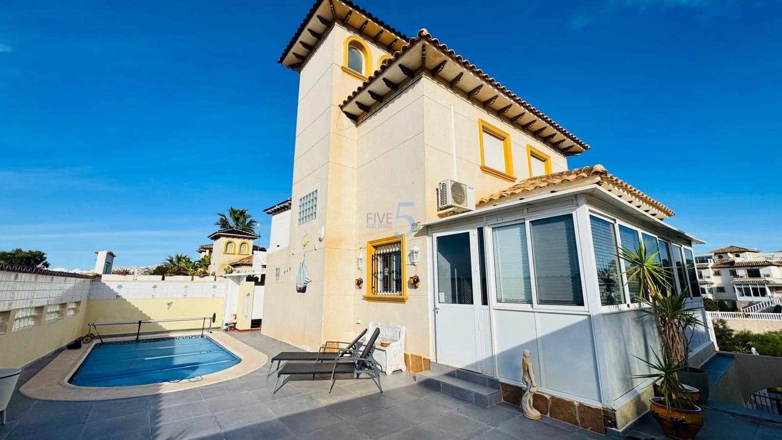 Chalet de 3 habitaciones en Playa Flamenca en venta con piscina garaje - 394.000 € (Ref: 9495591)