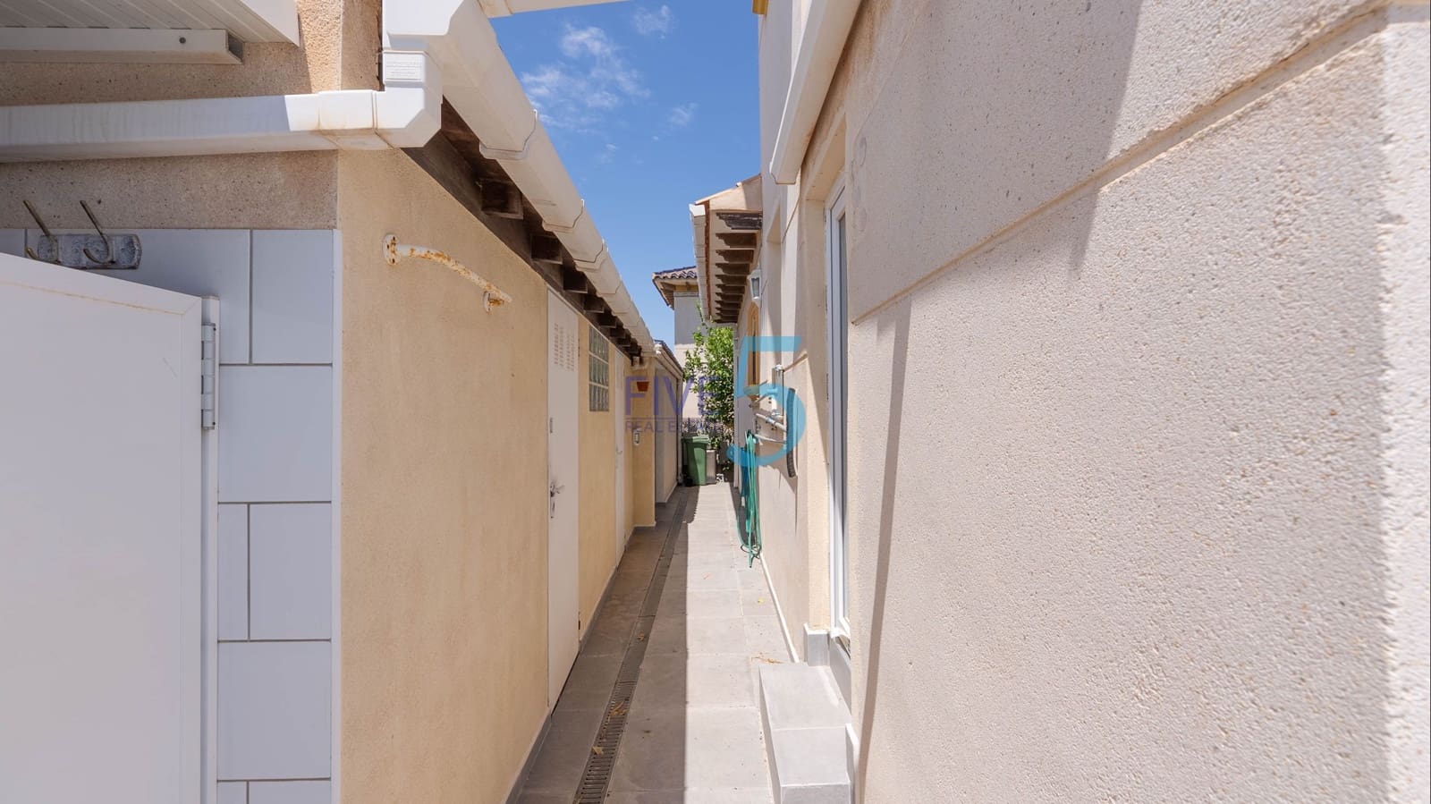 3 bedroom Villa for sale in Playa Flamenca with pool garage - € 370,000 (Ref: 9495591)