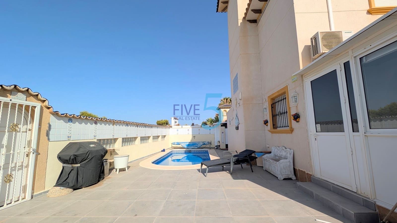 3 makuuhuone Huvila myytävänä paikassa Playa Flamenca mukana uima-altaan 
autotalli - 370 000 € (Ref: 9495591)