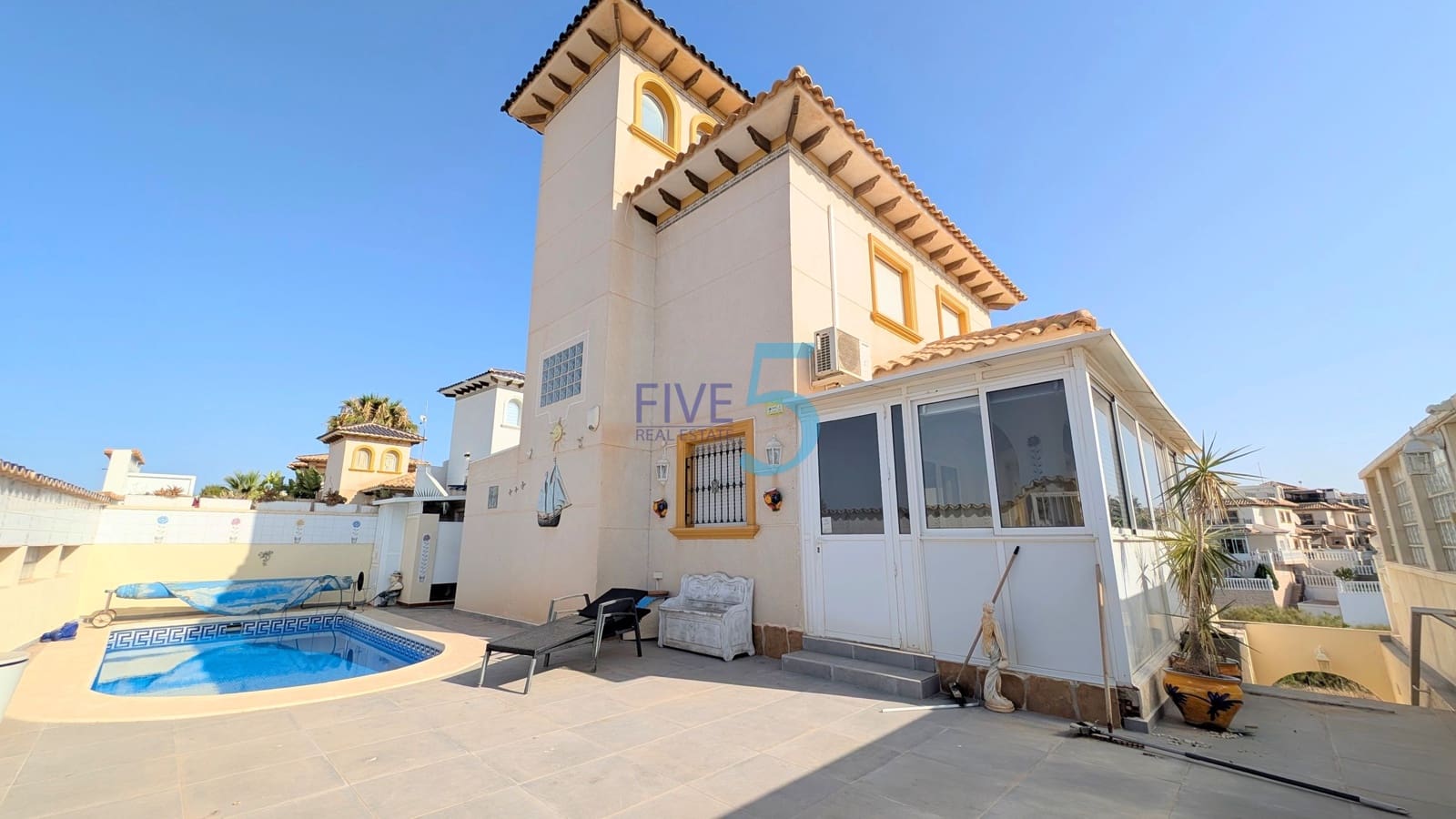 3 makuuhuone Huvila myytävänä paikassa Playa Flamenca mukana uima-altaan 
autotalli - 370 000 € (Ref: 9495591)