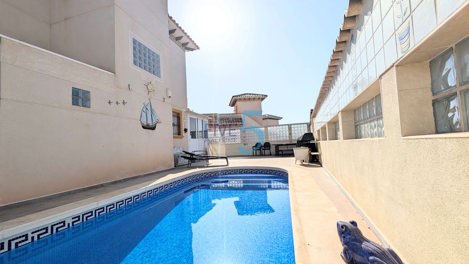 3 makuuhuone Huvila myytävänä paikassa Playa Flamenca mukana uima-altaan 
autotalli - 370 000 € (Ref: 9495591)