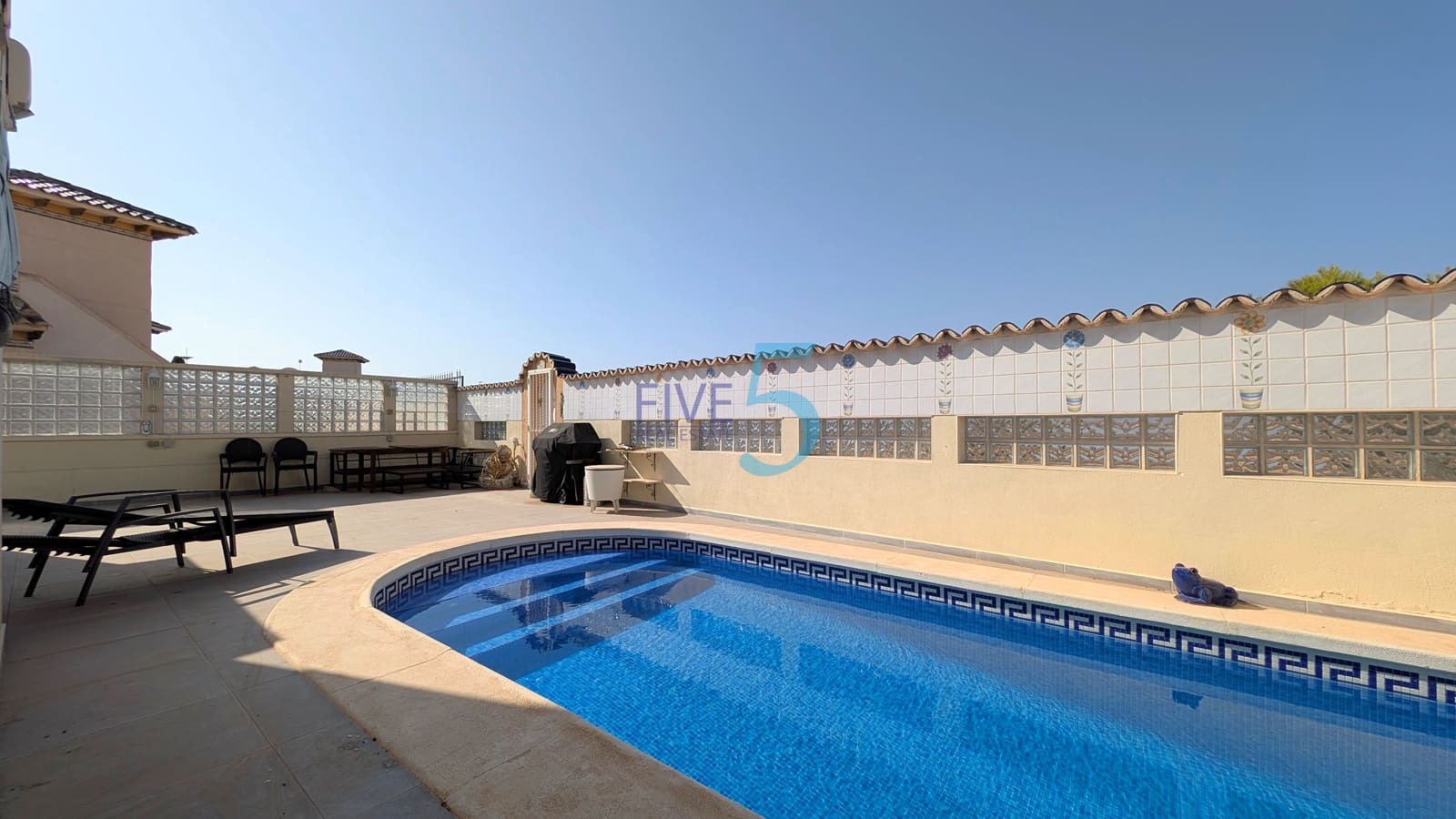 3 makuuhuone Huvila myytävänä paikassa Playa Flamenca mukana uima-altaan 
autotalli - 370 000 € (Ref: 9495591)