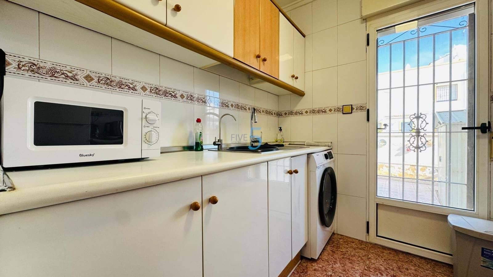 3 sypialnia Dom na sprzedaż w Torrevieja z basenem garażem - 199 900 € (Ref: 9517930)